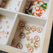 Ciondolo rotondo da 15 mm - motivo a fiocco - Resina epossidica - Acciaio inossidabile 304L Dorato x1