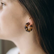 Orecchini a cerchio ritorto in acetato da 28 mm - Marrone chiaro screziato - Marrone x2