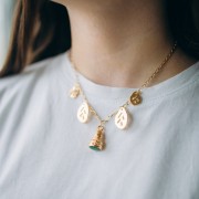 Pendente etnico 28x13 mm in resina epossidica - Dorato con oro fino - Verde scuro x1