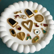 Ciondolo a forma di foglia di agrifoglio 15,5x14 mm in resina epossidica - Dorato con oro fino - Brillantini verdi