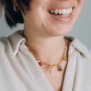 Ciondolo guanto natalizio 18x9 mm in resina epossidica - Dorato con oro fino - Brillantini rossi