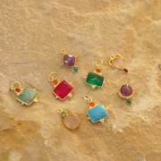 Ciondolo rettangolare 8x10 mm in calcedonio rosa e cabochon 3 mm in onice rossa Dorato con oro fino