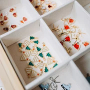 Ciondolo albero di Natale 17x10 mm in resina epossidica - Dorato con oro fino - Brillantini verdi x1