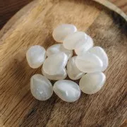 Perla piatta irregolare in resina traslucida 22x17 mm - Bianco perlato x1