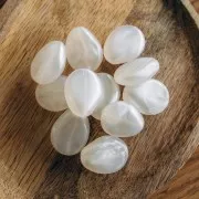 Perlina piatta irregolare 25x20 mm in resina traslucida - Bianco perlato x1