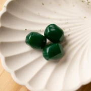 Perla barocca irregolare in resina opaca 19x15 mm - Verde smeraldo x1