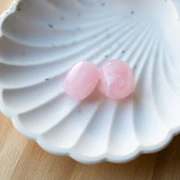 Perla barocca irregolare in resina traslucida 19x15 mm - Rosa chiaro marmorizzato x1