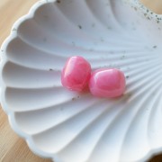 Perla barocca irregolare in resina traslucida 19x15 mm - Rosa scuro marmorizzato x1