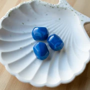 Perla barocca irregolare in resina opaca 19x15 mm - Blu reale marmorizzato x1