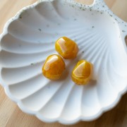 Perla barocca irregolare in resina traslucida 19x15 mm - Giallo miele marmorizzato x1