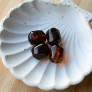 Perla barocca irregolare in resina traslucida 19x15 mm - Ambra marmorizzata x1