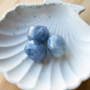 Perla barocca irregolare in resina traslucida 22x17 mm - Blu grigio marmorizzato x1