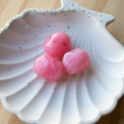 Perla barocca irregolare in resina traslucida 22x17 mm - Rosa scuro marmorizzato x1