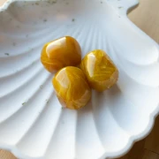 Perla barocca irregolare in resina traslucida 22x17 mm - Giallo miele marmorizzato x1