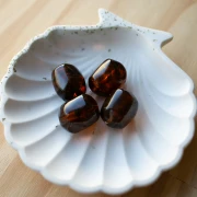 Perla barocca irregolare in resina traslucida 22x17 mm - Ambra marmorizzata x1