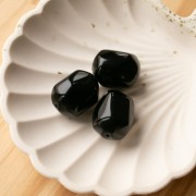 Perla barocca irregolare in resina opaca 22x17 mm - Nero x1