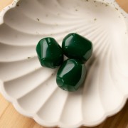 Perla barocca irregolare in resina opaca 22x17 mm - Verde smeraldo x1