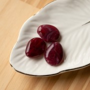 Perla piatta irregolare in resina traslucida 25x20 mm - Granato marmorizzato x1