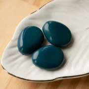 Perla piatta irregolare in resina opaca 25x20 mm - Blu pavone x1