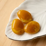 Perla piatta irregolare in resina traslucida 25x20 mm - Giallo miele marmorizzato x1