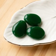 Perla piatta irregolare 25x20 mm in resina opaca - Verde smeraldo x1