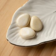 Perla piatta irregolare in resina traslucida 22x17 mm - Crema marmorizzata x1