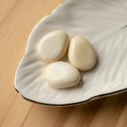 Perla piatta irregolare in resina traslucida 22x17 mm - Crema marmorizzata x1