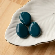 Perlina piatta irregolare 22x17 mm in resina blu pavone opaca x1