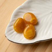 Perla piatta irregolare in resina traslucida 22x17 mm - Giallo miele marmorizzato x1