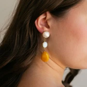 Perla piatta irregolare in resina traslucida 22x17 mm - Giallo miele marmorizzato x1