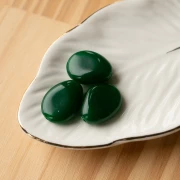Perlina piatta irregolare 22x17 mm in resina opaca - Verde smeraldo x1