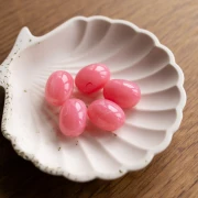 Perla d'oliva 21x15 mm in resina traslucida - Rosa scuro marmorizzato x1