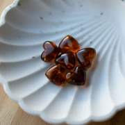 Perla a cuore in resina traslucida 13x15 mm - foro orizzontale - Ambra marmorizzata x6