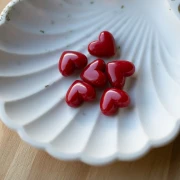 Perle a cuore in resina opaca 13x15 mm - foro orizzontale - Rosso scuro x6