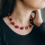 Perle a cuore in resina opaca 13x15 mm - foro orizzontale - Rosso scuro x6