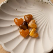 Perle a cuore in resina traslucida 13x15 mm - foro orizzontale - Albicocca marmorizzato x6