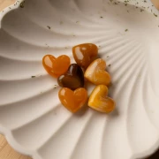 Perle a cuore in resina traslucida 13x15 mm - foro orizzontale - Albicocca marmorizzato x6