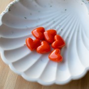 Perle a cuore in resina opaca 13x15 mm - foro orizzontale - Arancione x6