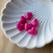 Perle a cuore in resina opaca 13x15 mm - foro orizzontale - rosa fucsia x6