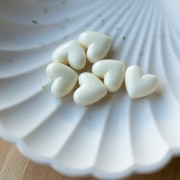 Perle a cuore in resina opaca 13x15 mm - foro orizzontale - Ecrù x6