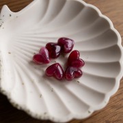 Perle a cuore in resina traslucida 13x15 mm - foro orizzontale - Granato marmorizzato x6