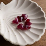 Perle a cuore in resina traslucida 13x15 mm - foro orizzontale - Granato marmorizzato x6