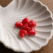 Perle a cuore in resina opaca 13x15 mm - foro orizzontale - Grenadine marmorizzato x6