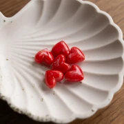 Perle a cuore in resina opaca 13x15 mm - foro orizzontale - Grenadine marmorizzato x6