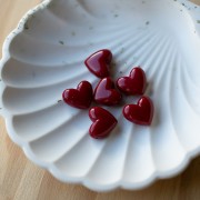 Perle a cuore in resina opaca 13x15 mm - foro orizzontale - rosso carminio x6