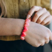 Perle a cuore in resina opaca 13x15 mm - foro orizzontale - rosso carminio x6