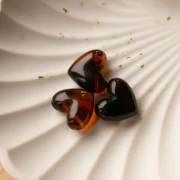 Perla cuore in resina trasparente 15,5x18 mm - foro orizzontale - Ambra marmorizzata x1
