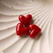 Perla a cuore in resina trasparente 15,5x18 mm - foro orizzontale - rosso scuro x1