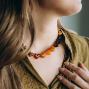 Perla a cuore in resina trasparente 15,5x18 mm - foro orizzontale - rosso scuro x1