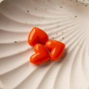 Perla cuore in resina opaca 15,5x18 mm - foro orizzontale - Arancione x1